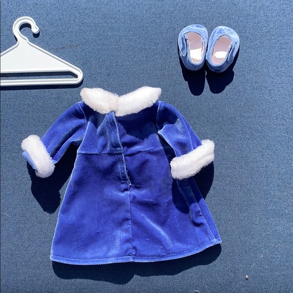 Rare American girl snow dress and FREE HANGER - Picture 3 of 4